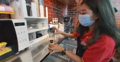 Konsep grab and go alias kopi cepat saji yang bisa dinikmati sambil melangkah. (Sumber: Ayobandung.id | Foto: Eneng Reni Nuraisyah Jamil)