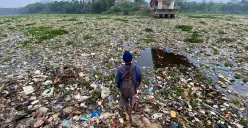 Sungai Citarum lautan sampah. (Sumber: Ayobandung | Foto: Restu Nugraha)