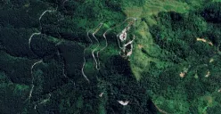 Citra satelit memperlihatkan jalan yang berkelok-kelok menuju puncak gunung. Di sisi timur terlihat cekungan, itulah kawah Gunung Telomoyo. (Sumber: Citra satelit: Google maps)