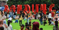 Sejumlah pengunjung bermain di Taman Alun-Alun Bandung, Jalan Asia-Afrika, Kota Bandung, Sabtu 5 April 2025. (Sumber: Ayobandung.id | Foto: Irfan Al-Faritsi)