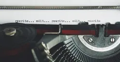 Elipsis adalah tanda baca berupa tiga titik (...) yang digunakan untuk menunjukkan ada bagian yang dihilangkan atau tidak disebutkan. (Sumber: Pexels/Suzy Hazelwood)