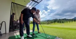Bukan sekadar olahraga, generasi muda, dari Milenial hingga Gen Z, mulai menjadikan golf sebagai bagian dari gaya hidup aktif dan reflektif. (Sumber: Ayobandung.id | Foto: Eneng Reni Nuraisyah Jamil)