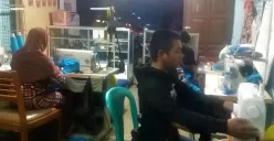 Kegiatan para anggota dari Komunitas Perempuan Mandiri (KPM) Dewi Sartika dalam usaha konveksinya. (Sumber: Dok. KPM Dewi Sartika)