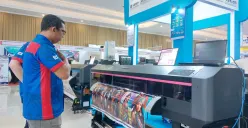 Permintaan terhadap produk custom printing, print-on-demand, dan desain ramah lingkungan terus meningkat, membuka peluang baru bagi pelaku UMKM yang mampu beradaptasi dengan tren pasar. (Sumber: Ayobandung.id | Foto: Eneng Reni Nuraisyah Jamil)