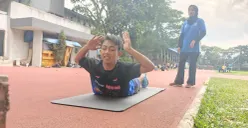Egi adalah penyandang disabilitas low vision netra, sebuah gangguan penglihatan permanen. (Sumber: ayobandung.id | Foto: Gilang Fathu Romadhan)