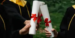 Ijazah sebagai Legalisasi Mahasiswa Baik di Dunia Kerja atau Pendidikan (Sumber: pexels)