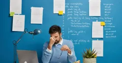 Fenomena overworked alias bekerja melebihi jam kerja normal kian marak, terutama di kalangan milenial dan Gen Z yang mendominasi industri kreatif dan digital. (Sumber: Freepik)