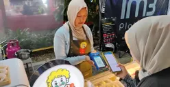 Fenomena cashless di FKB bukan hanya soal efisiensi, tetapi juga soal inklusi. Banyak pelaku UMKM yang sebelumnya mengandalkan transaksi tunai kini mulai terbiasa dengan sistem digital.