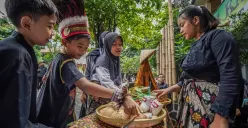 Siswa mengikuti kegiatan permainan tradisional di SDN 164 Karangpawulang, Jalan Karawitan, Kota Bandung, Kamis 5 Desember 2024. (Sumber: ayobandung.com | Foto: Kavin Faza)