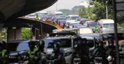 Sejumlah kendaraan terjebak kemacetan di Jembatan Layang Prof. Dr. Mochtar Kusumaatmadja, Kota Bandung, Jumat 19 September 2025. (Sumber: ayobandung.id | Foto: Irfan Al-Faritsi)