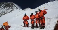 Sofyan Arif Fesa dan ketiga temannya di Camp III Gunung Everest di ketinggian 7.300 meter di atas permukaan laut. (Sumber: Dokumen pribadi Sofyan Arif Fesa.)