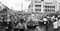 Pemimpin Tiongkok Zhou Enlai bersama Presiden Soekarno berkeliling di Bandung saat KAA 1955. (Sumber: Museum Konferensi Asia Afrika)