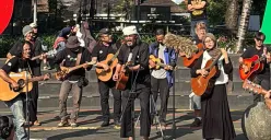 Rampak gitar di Taman Cikapayang. Abah Omtris (tengah depan) berdiri di samping putri Mukti-Mukti, Kembang Padang Ilalang. (Sumber: Dokumentasi Penulis)