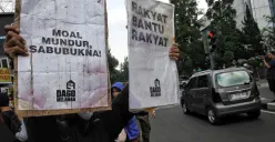 Puluhan warga Dago Elos yang tergabung dalam Forum Dago Melawan melakukan aksi memperingati hari buruh internasional atau MayDay di Taman Cikapayang, Kota Bandung, Rabu 1 Mei 2024. (Sumber: Ayobandung | Foto: Irfan Al Faritsi)