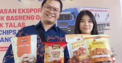 Owner CV Bechips Indonesia, Niko Saputra dan sang istri saat menunjukkan produk andalannya. (Sumber: Ayobandung.id | Foto: Eneng Reni Nuraisyah Jamil)