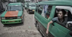 Sopir angkot trayek Cicaheum-Ciroyom saat menunggu kedatangan penumpang. (Sumber: Ayobandung | Foto: Kavin Faza)