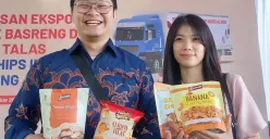 Owner CV Bechips Indonesia, Niko Saputra dan sang istri saat menunjukkan produk andalannya. (Sumber: Ayobandung.id | Foto: Eneng Reni Nuraisyah Jamil)