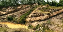 Penggalian pasir ini menyingkapkan bukti adanya Patahan Baris di Desa Cibuluh, Kecamatan Ujungjaya, Kabupaten Sumedang. (Sumber: Dokumentasi Penulis | Foto: T Bachtiar)