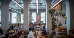 Industri kuliner kekinian di Indonesia tengah mengalami transformasi besar, didorong oleh perubahan perilaku konsumsi generasi milenial dan Z. (Sumber: Ayobandung.id | Foto: Kavin Faza)