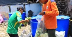 Petugas memasukan sampah organik ke dalam drum komposter di Pasar Sederhana, Kota Bandung, Selasa 15 Oktober 2024. (Sumber: Ayobandung.id | Foto: Irfan Al-Faritsi)