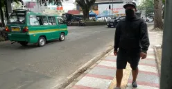 Pejalan kaki melintas di trotoar yang sudah diperbaiki di Jalan Lombok, Kota Bandung. (Sumber: ayobandung.id | Foto: Ikbal Tawakal)
