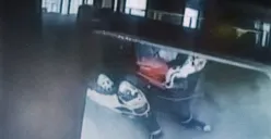 Tangkapan layar rekaman CCTV bom ATM di Jalan DIpatiukur, Kota Bandung, 2011 silam. (Sumber: Metro TV)