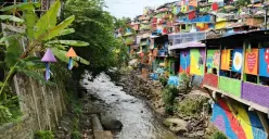 Kawasan permukiman di pinggiran Sungai Cikapundung, Bandung. (Sumber: ayobandung.com | Foto: Gilang Fathu Romadhan)