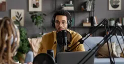Ilustrasi. Ketika generasi milenial dan Z di Indonesia mulai menjadikan podcast sebagai bagian dari rutinitas harian, format yang mereka pilih pun ikut berevolusi. (Sumber: Freepik)