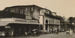 Toko De Vries, cikal bakal toserba modern di Bandung. (Sumber: KITLV)