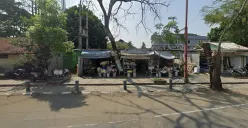 Salah satu deretan toko bunga di Pasirluyu, Bandung. (Sumber: Ayobandung | Foto: Mildan Abdalloh)