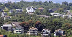 Kondisi kawasan resapan air yang beralih fungsi menjadi permukiman dan lahan pertanian di Kawasan Bandung Utara (KBU), Kabupaten Bandung, Rabu 7 Mei 2025. (Sumber: Ayobandung.com | Foto: Irfan Al-Faritsi)