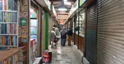 Kondisi Pasar Buku Palasari Bandung kini, terus bertahan di tengfah gempuran perubahan zaman. (Sumber: Ayobandung | Foto: Mildan Abdalloh)