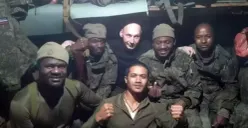 Muhammad Rio (tengah), mantan polisi Indonesia yang menjadi tentara bayaran di Rusia berfoto bersama kesatuannya.