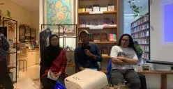 Suasana diskusi “Mempertanyakan Kecerdasan Buatan” yang digelar di Perpustakaan Bunga di Tembok, Bandung pada (31/1/26). (Sumber: ayobandung.id | Foto: Halwa Raudhatul)