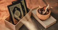 Alquran dan kurma. (Sumber: Unsplash | Foto: Masjid Pogung Dalangan)