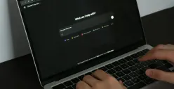 Ilustrasi penggunaan mesin AI dalam pekerjaan. (Sumber: Berke Citak on Unsplash)