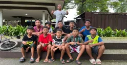 Anak-anak bermain di Alun-alun Cicendo yang kondisinya memprihatinkan karena tidak dirawat. (Sumber: ayobandung.id | Foto: Ilham Maulana)