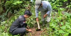 Mahasiswa HIMKAS Bandung Raya bersama warga setempat melakukan penanaman bibit pohon di kawasan Curug Janari, Kampung Campaka, Desa Buniara, Kecamatan Tanjungsiang, Kabupaten Subang. (Sumber: Dok. HIMKAS Bandung Raya | Foto: Jajang Shofar Khoerudin)