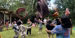 Partisipan Pangan Centil bermain babalunan sarung. (Sumber: ayobandung.id | Foto: Halwa Raudhatul)