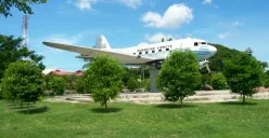 Replika Seulawah 001 di Blang Padang, Bandara Aceh : Simbol Kontribusi Rakyat Dalam Sejarah Pembangunan Indonesia. (Sumber: Wikimedia Commons (CC BY-SA 4.0) | Foto: Si Gam Aceh)