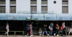 Halte di Kota Bandung. (Sumber: Pexels | Foto: Raka Miftah)