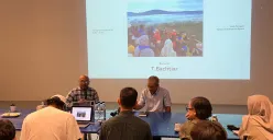 Geografiwan kawakan T Bachtiar di Bandung Review #006. (Sumber: ayobandung.id | Foto: Ilham Maulana)