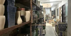 Deretan keramik Haji Oma yang siap untuk dijual. (Sumber: ayobandung.id | Foto: Halwa Raudhatul)