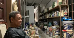 Dikdik Gumilar meneruskan usaha ayahnya sebagai pembuat keramik yang terkenal dengan sebutan Keramik Haji Oma. (Sumber: ayobandung.id | Foto: Halwa Raudhatul)