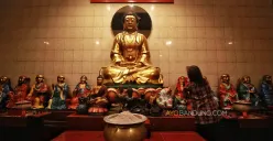 Pembersihan patung dewa di Vihara Dharma Ramsi, Gang Ibu Aisah, Jalan Cibadak, Kota Bandung (Sumber: Ayobandung.com | Foto: Irfan Al-Faritsi)