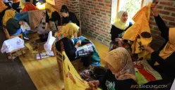 Pelatihan membatik untuk pelaku Industri Kecil Menengah (IKM) di Rumah Batik Komar. (Sumber: Ayobandung.com | Foto: Irfan Al-Faritsi))