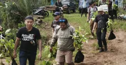 Reforestrasi di Batu Tumpeng, Situs Gunung Nagara Padang diinisiasi oleh gabungan komunitas Sunda Hejo, Patanjala, petani, masyarakat Ciwidey, dan muda-mudi yang berasal dari berbagai wilayah di Bandung Raya. (Foto: Mirsi Nira Insani)