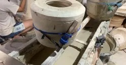 Tanah liat diolah secara bertahap, dibentuk sedikit demi sedikit di meja putar, hingga menjadi suatu keramik yang diinginkan. (Sumber: ayobandung.id | Foto: Halwa Raudhatul)