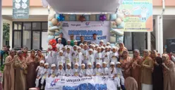 Ibu-ibu Yayasan An-Nisaa Bersama anak-anak yang akan dikhitan. (Sumber: Dokumentasi panitia khitanan massal)