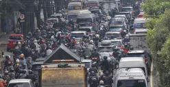 Penggunaan kendaraan pribadi dan kemacetan di Bandung raya menyebabkan polusi udara sudah melebihi ambang batas. (Sumber: ayobandung.id | Foto: Irfan Al Faritsi)